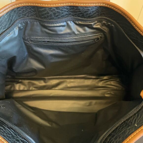 Vintage International All Weatherwear Tan Leather Zippered Handbag. - Picture 6 of 11